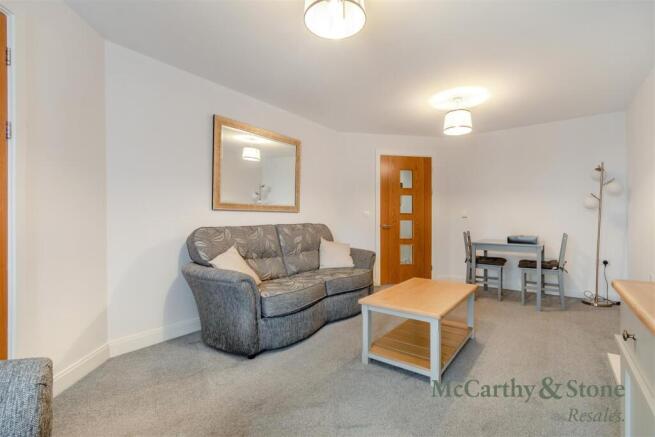 8704442-interior02.jpg