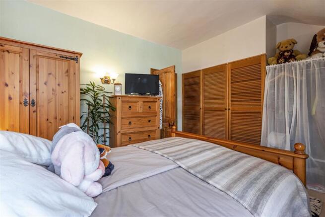 15 Kings Road, New Haw, KT15 3BG - 12.jpg