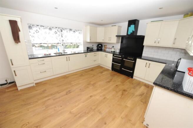 6 bed Detached for sale Image 6