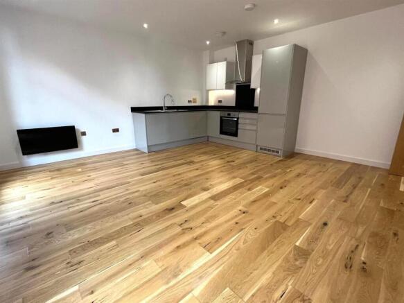 Living Room pic 2.jpg