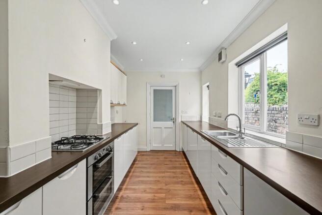 3 bed Terraced to rent Image 4