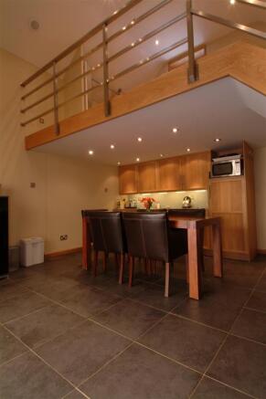 KITCHEN/DINING ROOM
