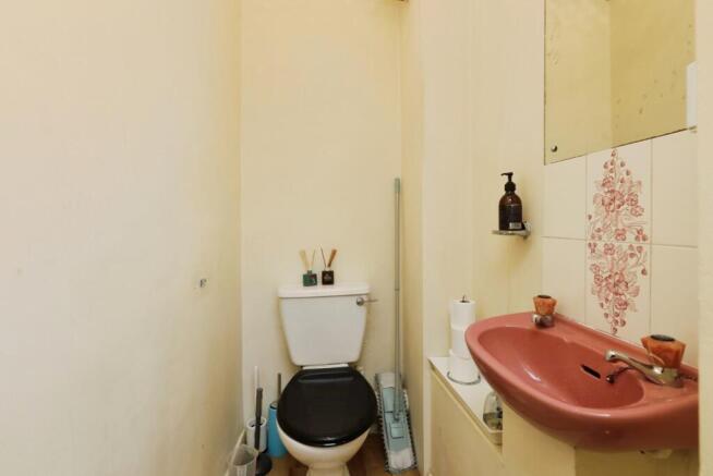 3 bed Flat for sale Image 12
