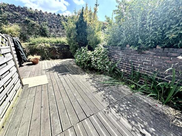 3 bed Terraced to rent Image 12