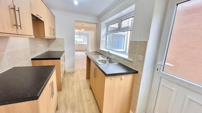 2 bed Terraced to rent Image 5