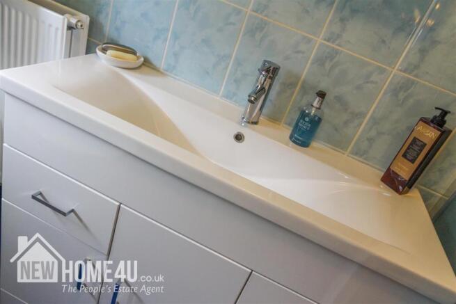 FAMILY BATHROOM: