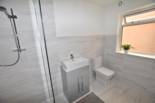 SHOWER ROOM EN SUITE