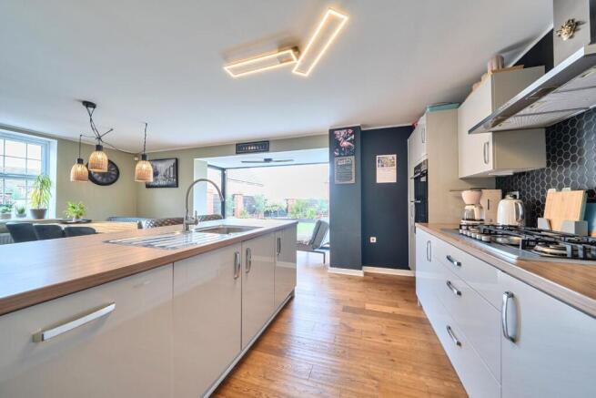 4 bed Detached for sale Image 7