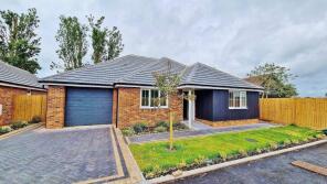 4, Montrose Gardens, Great Holland CO13 0NU