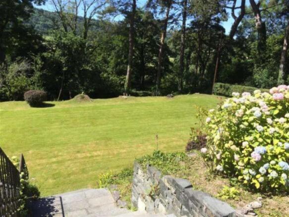 EXTENSIVE TIERED FRONT GARDEN