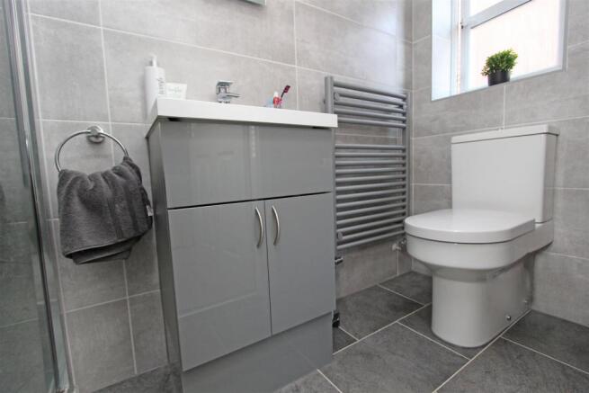 Master Bed En Suite.jpg