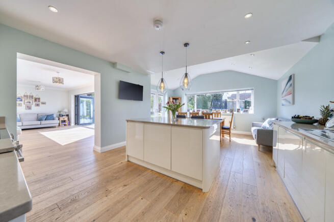 Open Plan Living Room / Fitted Kitchen / Breakfast