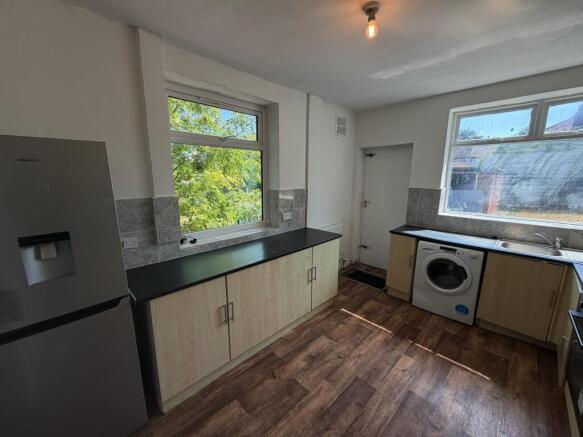 4 bed House to rent Image 4