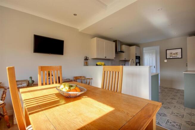 4 bed Detached for sale Image 8