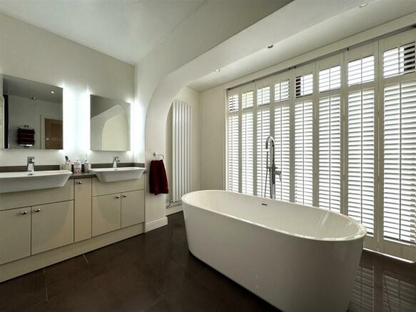LUXURIOUS FAMILY BATHROOM
