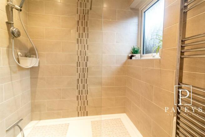 CLOAKROOM/SHOWER ROOM