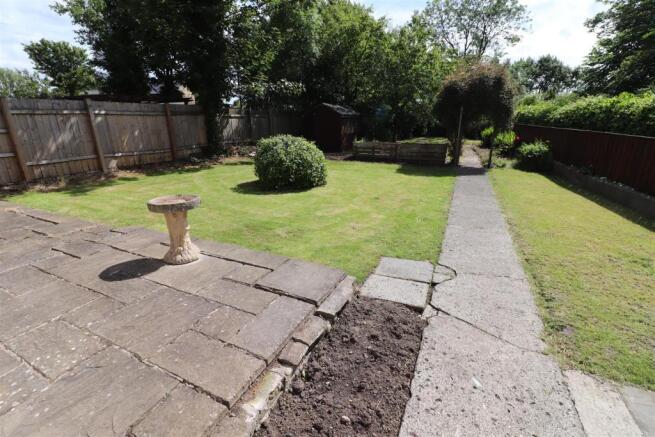 LARGE GARDEN TO REAR
