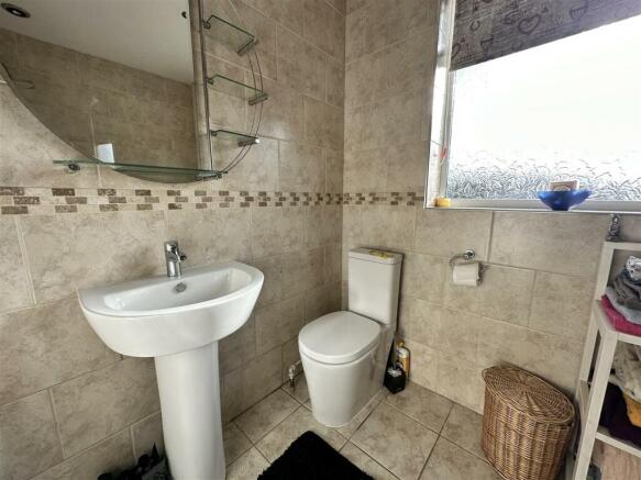 BATHROOM/WC
