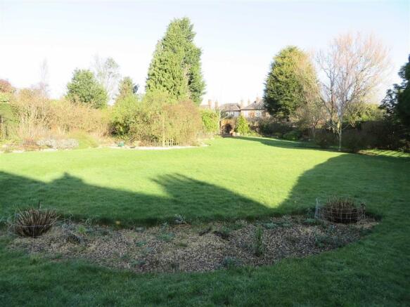 LARGE REAR GARDEN