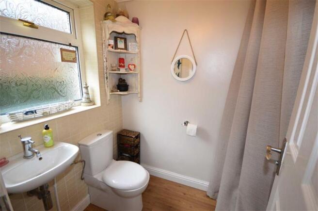 DOWNSTAIRS CLOAKROOM/ W.C