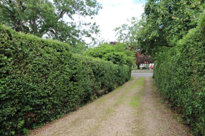 DRIVEWAY & PARKING