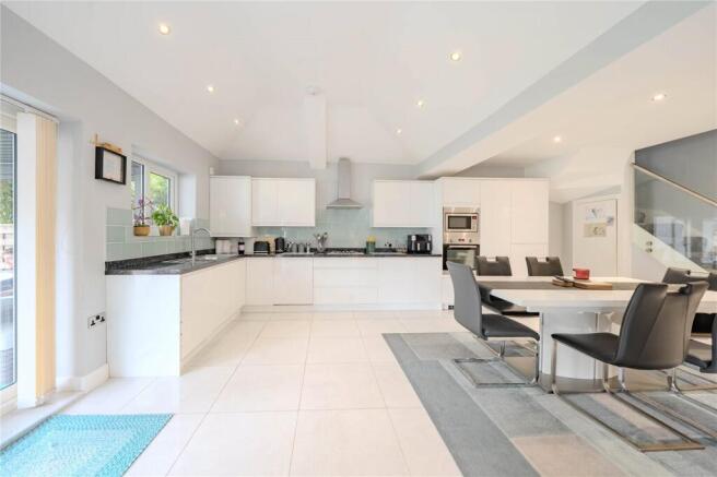 4 bed Bungalow for sale Image 4