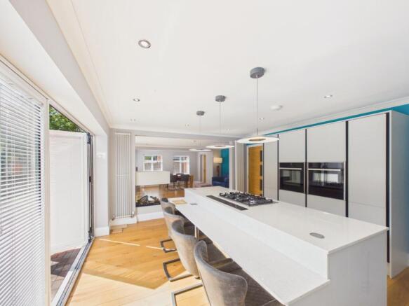 5 bed Detached for sale Image 8