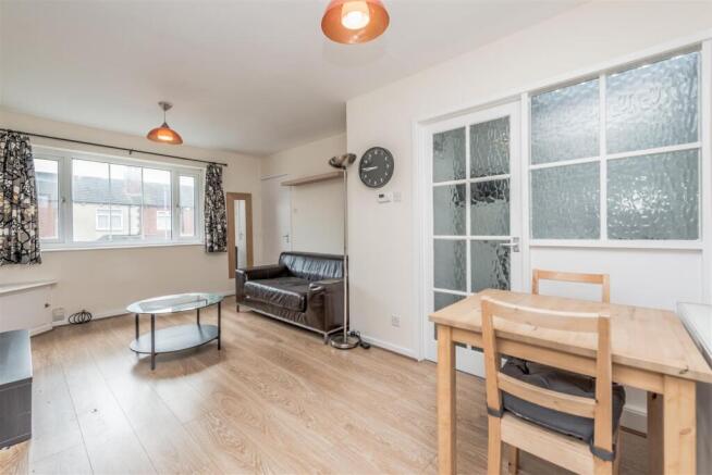 Living / Dining Room: