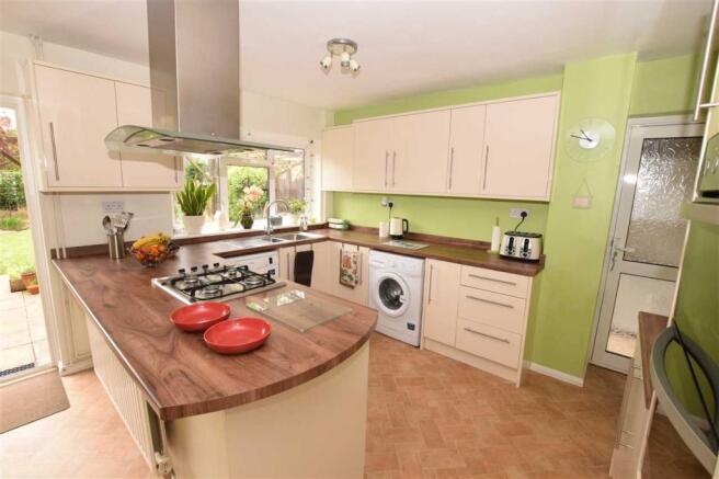 KITCHEN / DINING