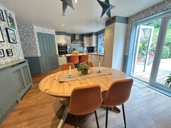 4 bed Detached for sale Image 8