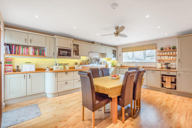 Kitchen/Breakfast...