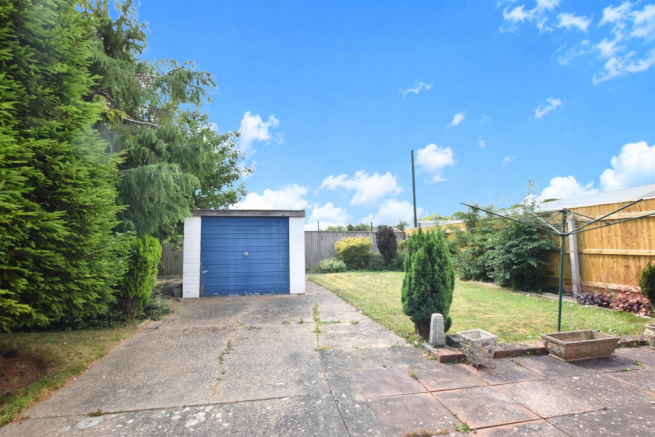 Woodhall Drive, Waltham, Grimsby photo 4