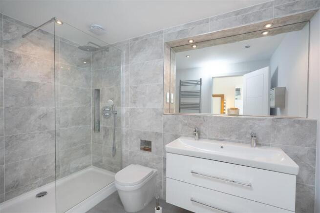3 bed Apartment for sale Image 6
