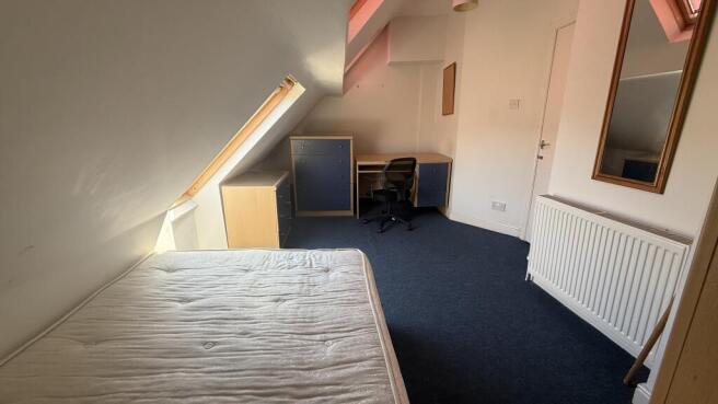 4 bed House to rent Image 8