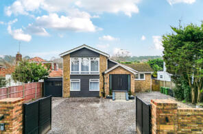 Wrens Nest, Golf Lane, Whitehill, Bordon GU35 9EH
