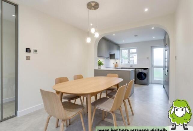 5 bed Detached for sale Image 9