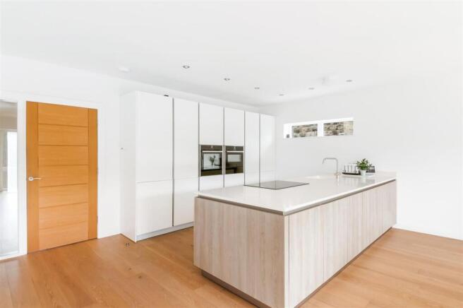 5 bed Detached for sale Image 10