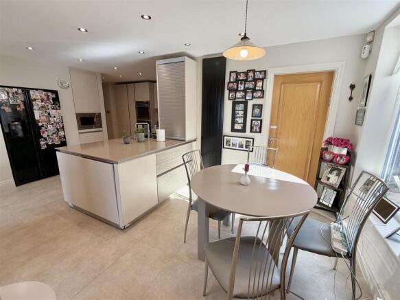 Woodhead Road, Hale photo 4