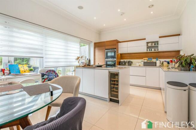 Kitchen/ Dining Room