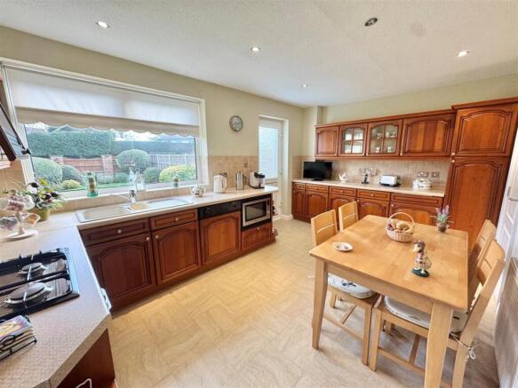 Gainsborough Close, Wilmslow photo 4