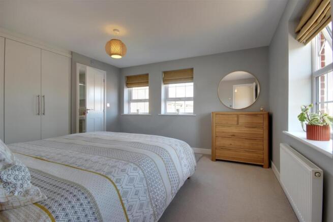5 bed Detached for sale Image 12