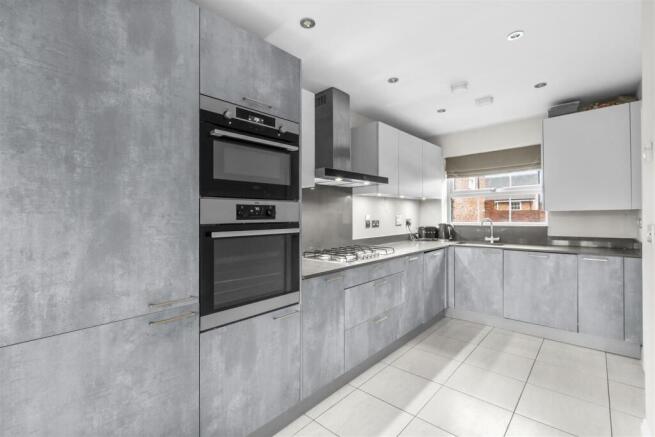 14 De Havilland Court, HP13 5AG-9.jpg