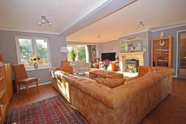 8 Hanbury Road, lounge 1.jpg