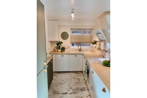 Robin Hood Lane, Sutton, SM1