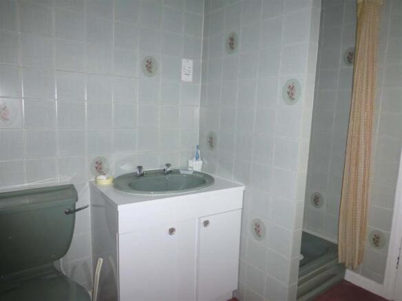 EN-SUITE SHOWER ROOM