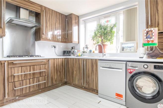 5 bed Semi-Detached for sale Image 6