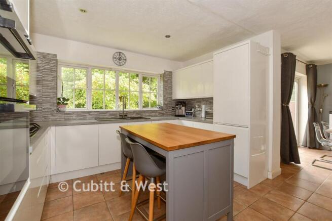 Kitchen/ Breakfast Area