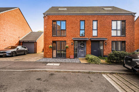 14 Stable Place, Bordon