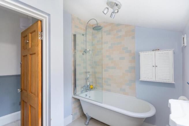 2G2AKE - Bathroom B.jpg