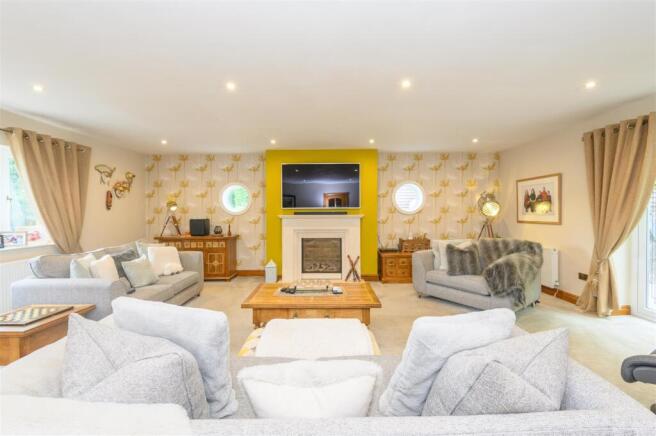 5 bed Detached for sale Image 2